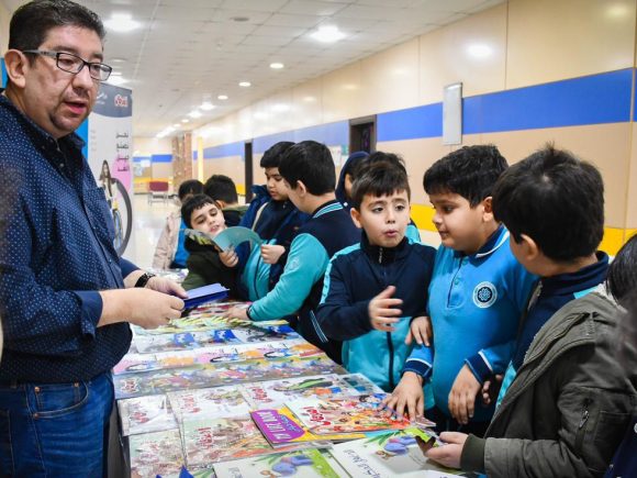 انطلاق معرض الكتاب لمجلة أصدقائي في مدارس معارف بغداد / فرع زيونة
